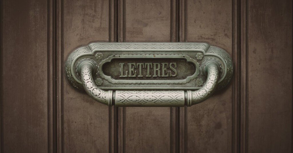 création personnalisée de verrerie française artisanale alliant savoir-faire traditionnel et design unique.