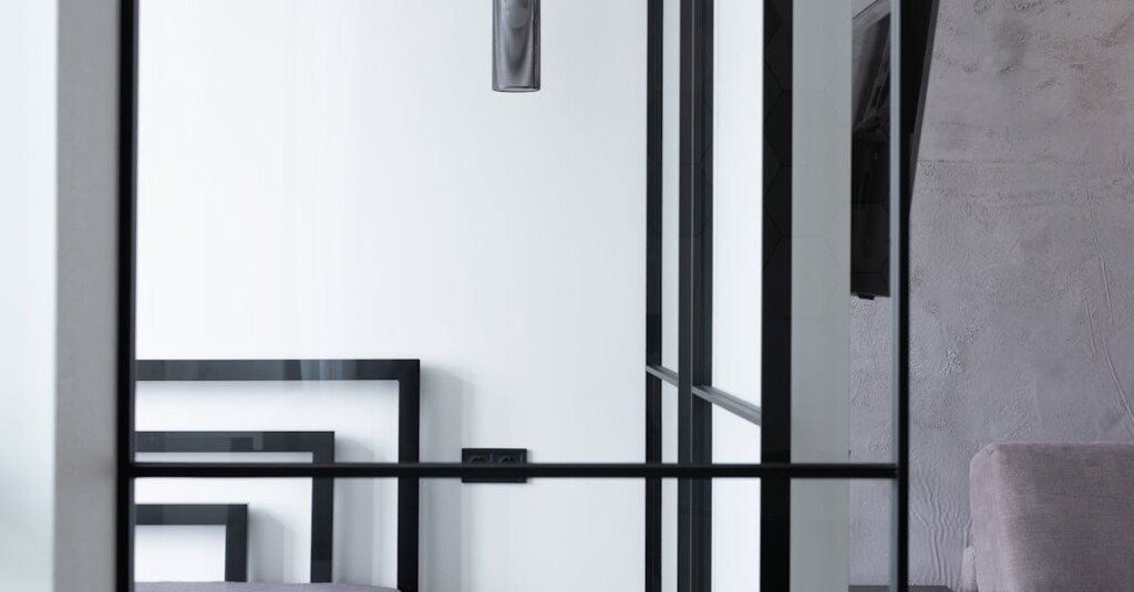 découvrez nos cloisons en verre personnalisées, idéales pour optimiser vos espaces tout en apportant élégance et luminosité à votre intérieur.