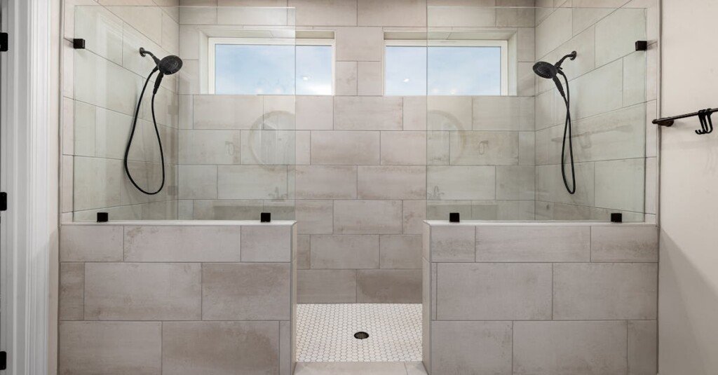 installation de cloisons en verre personnalisées sur mesure pour optimiser vos espaces avec élégance et modernité.