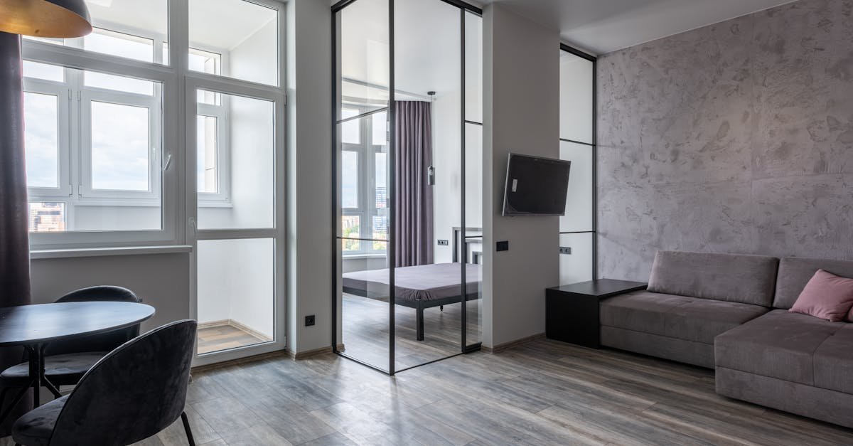 installation de cloisons en verre : solutions modernes et élégantes pour séparer vos espaces tout en laissant passer la lumière.