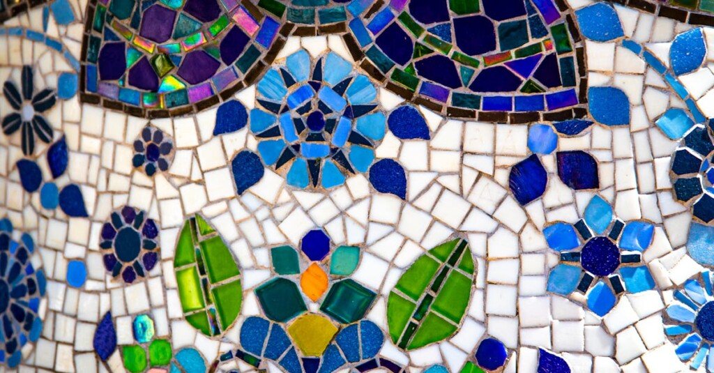 découvrez nos créations artisanales en vitrail faites à la main, alliant savoir-faire traditionnel et design unique pour embellir votre intérieur.