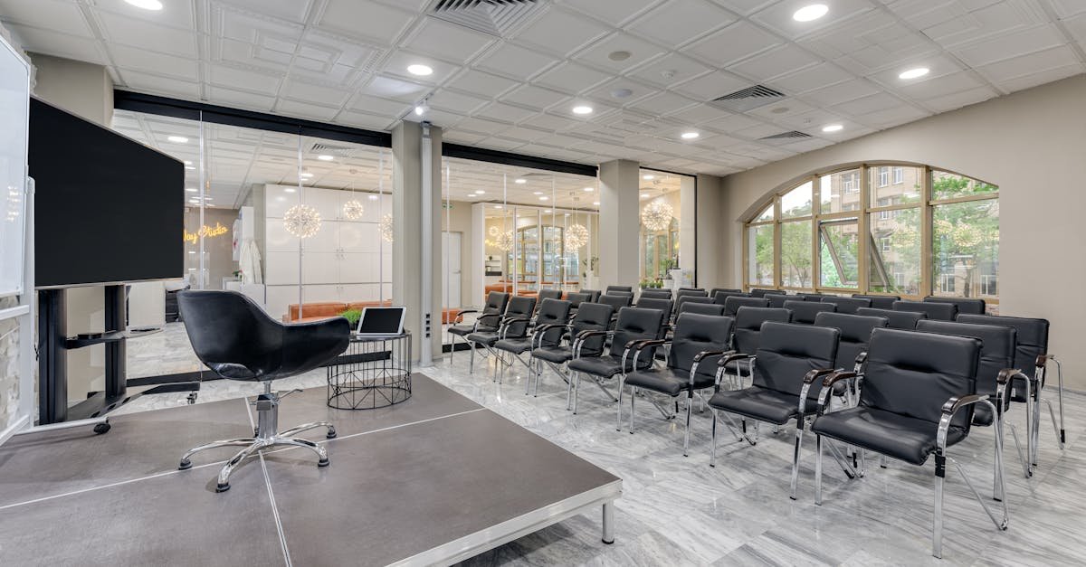 découvrez nos cloisons en verre intérieur, idéales pour optimiser l'espace et apporter luminosité et modernité à vos pièces.