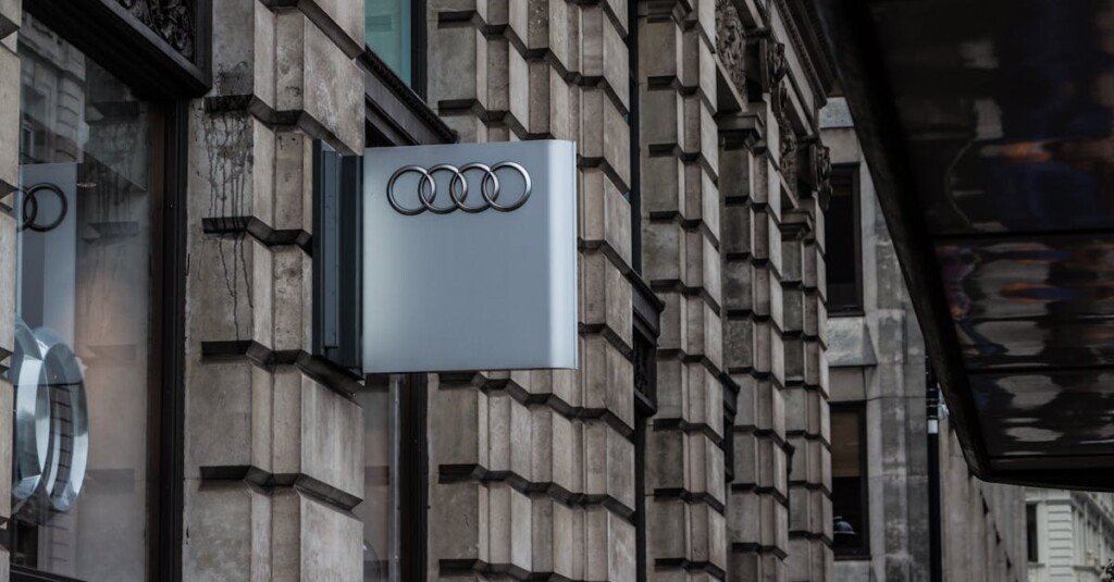 découvrez nos murs en verre avec structure en acier alliant robustesse et design moderne pour vos projets architecturaux.