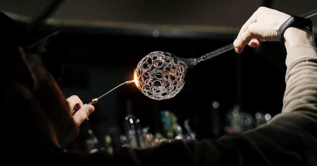 création de verrerie sur mesure alliant design unique et savoir-faire artisanal pour embellir votre intérieur.