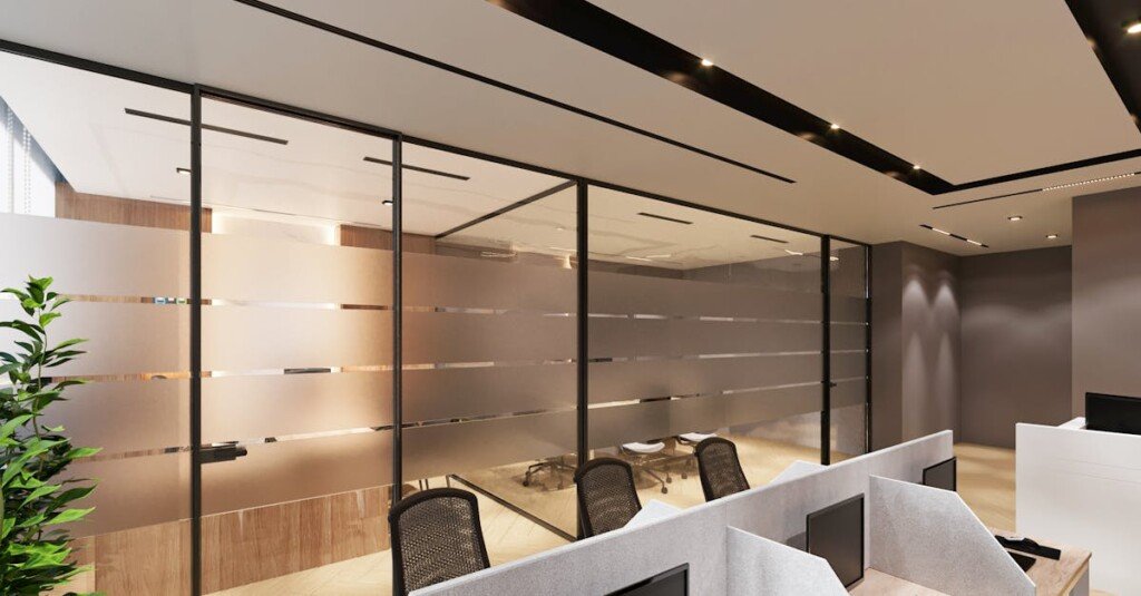 découvrez nos cloisons en acier et verre sur mesure, alliant design moderne et robustesse pour optimiser vos espaces professionnels et résidentiels.