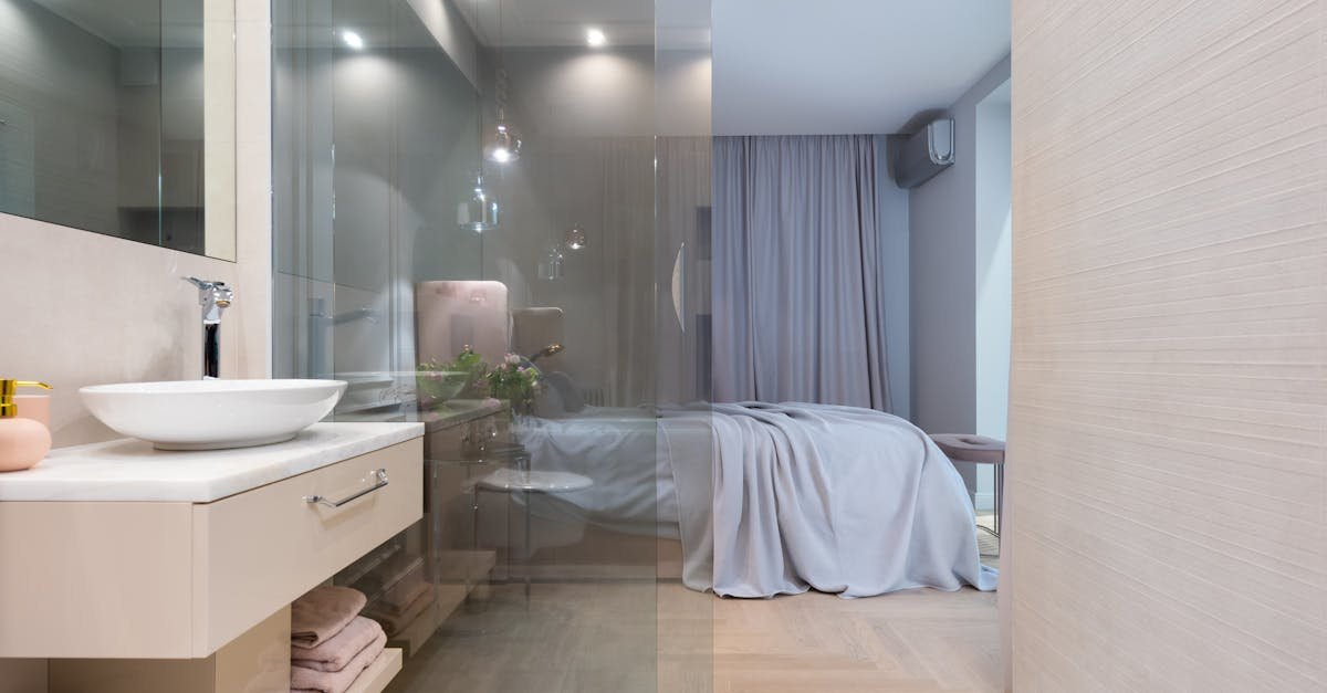 partitions en verre sur mesure avec cadre en acier : élégance, robustesse et design personnalisable pour vos espaces professionnels ou résidentiels.