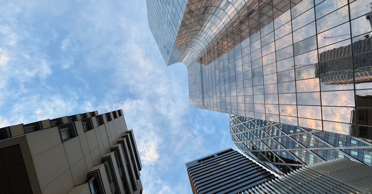 découvrez nos cloisons en acier et verre sur mesure à paris, alliant élégance et fonctionnalité pour sublimer vos espaces professionnels et résidentiels.