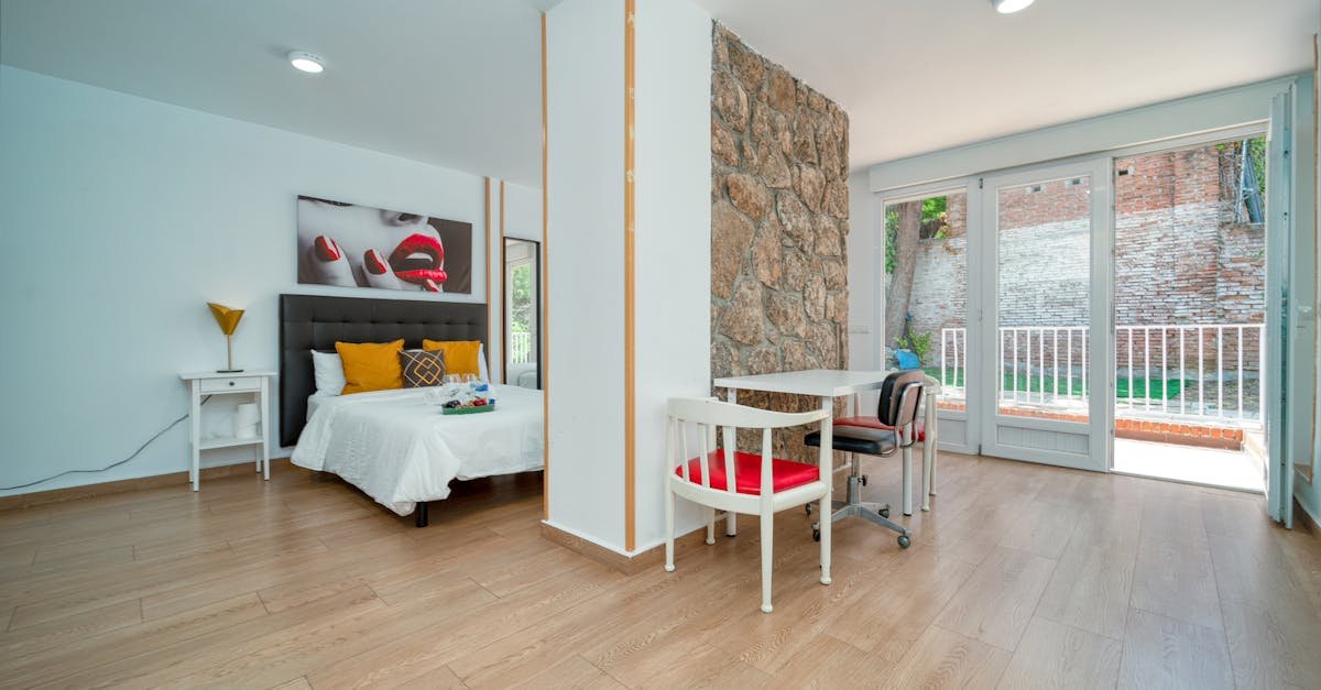 séparez vos espaces de vie avec élégance grâce à nos cloisons vitrées pour maison, alliant modernité et luminosité.