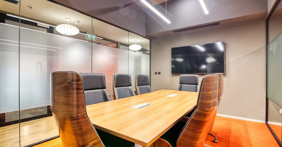 découvrez nos cloisons en verre pour bureaux, alliant modernité et fonctionnalité pour un espace de travail lumineux et ouvert.