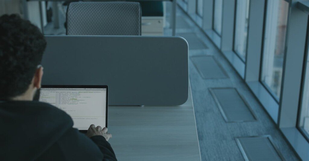 séparations vitrées pour bureaux : solutions élégantes et modernes pour diviser vos espaces de travail tout en favorisant la luminosité et la communication.