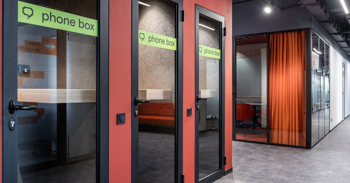 séparation en verre professionnelle pour atelier – solutions modernes et élégantes pour délimiter vos espaces de travail avec transparence et robustesse.