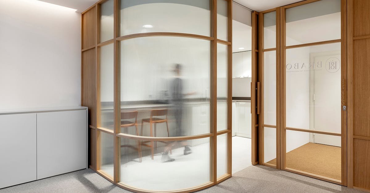 séparations en verre professionnelles pour ateliers : alliez transparence, élégance et fonctionnalité pour optimiser vos espaces de travail.