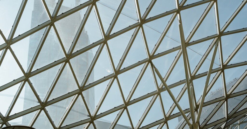 fabricant de toitures en acier et verre offrant des solutions durables et esthétiques pour vos projets de construction.