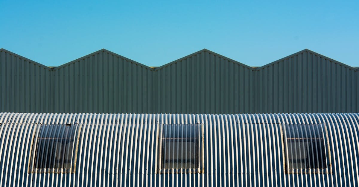 fabricant de toitures en acier et verre offrant des solutions durables et esthétiques pour vos projets de construction et rénovation.