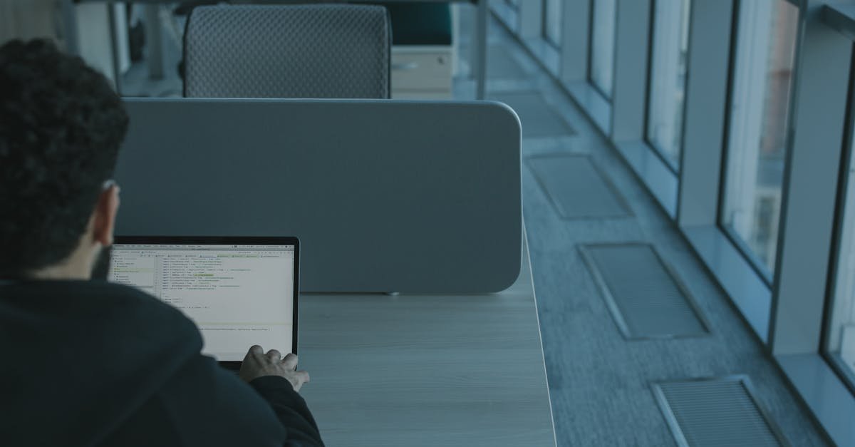 découvrez nos cloisons vitrées acoustiques offrant isolation phonique et design moderne pour un espace calme et lumineux.