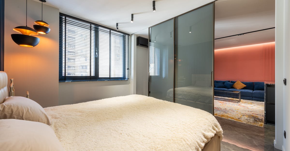 séparateurs en verre minimalistes personnalisés, alliant élégance et fonctionnalité pour sublimer vos espaces avec style et transparence.