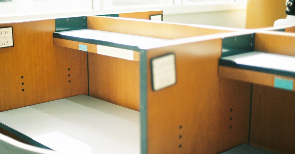 cloisons en verre personnalisées pour bureaux, alliant élégance et fonctionnalité pour un espace de travail moderne et lumineux.