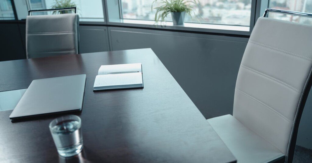 découvrez nos cloisons en verre sur mesure pour bureaux, alliant élégance et fonctionnalité pour un espace de travail lumineux et moderne.