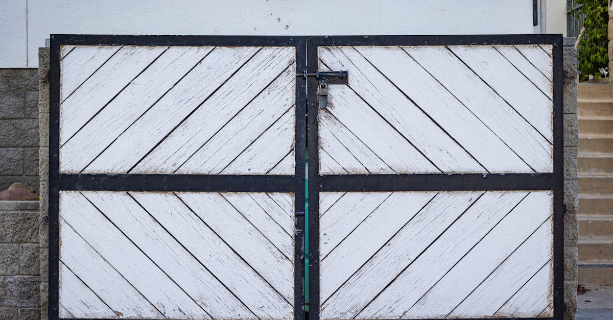 porte en verre à double battant articulé, alliant élégance et fonctionnalité pour un accès pratique et un design moderne.