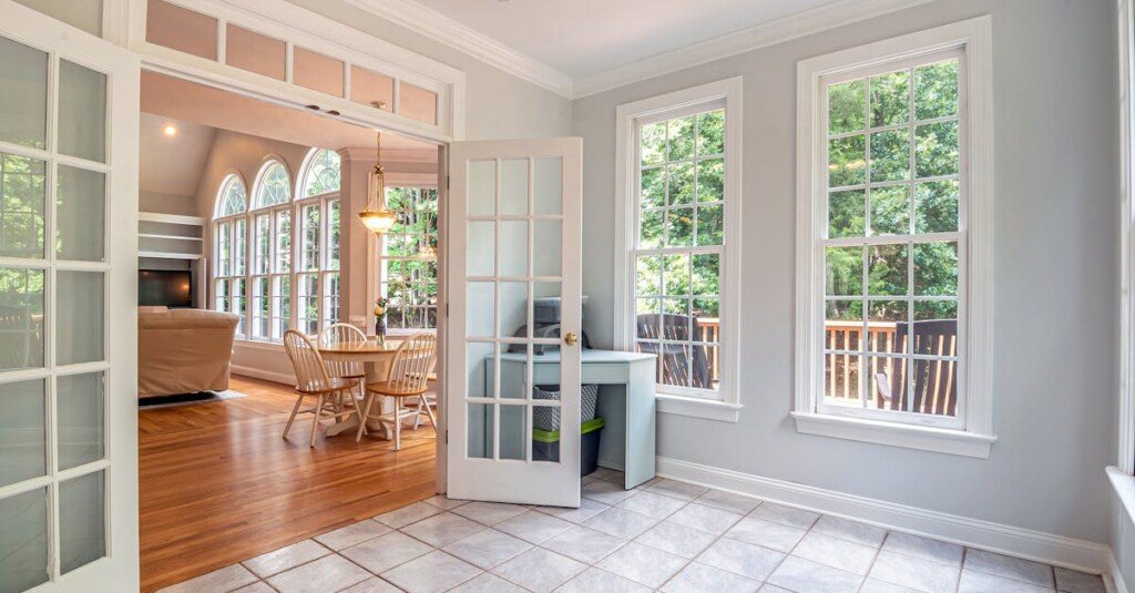 porte en verre double battante alliant élégance et fonctionnalité pour un espace lumineux et moderne.