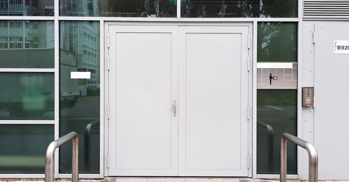 porte en verre à double battant avec charnières pour une élégance moderne et une ouverture facile, idéale pour les espaces contemporains.