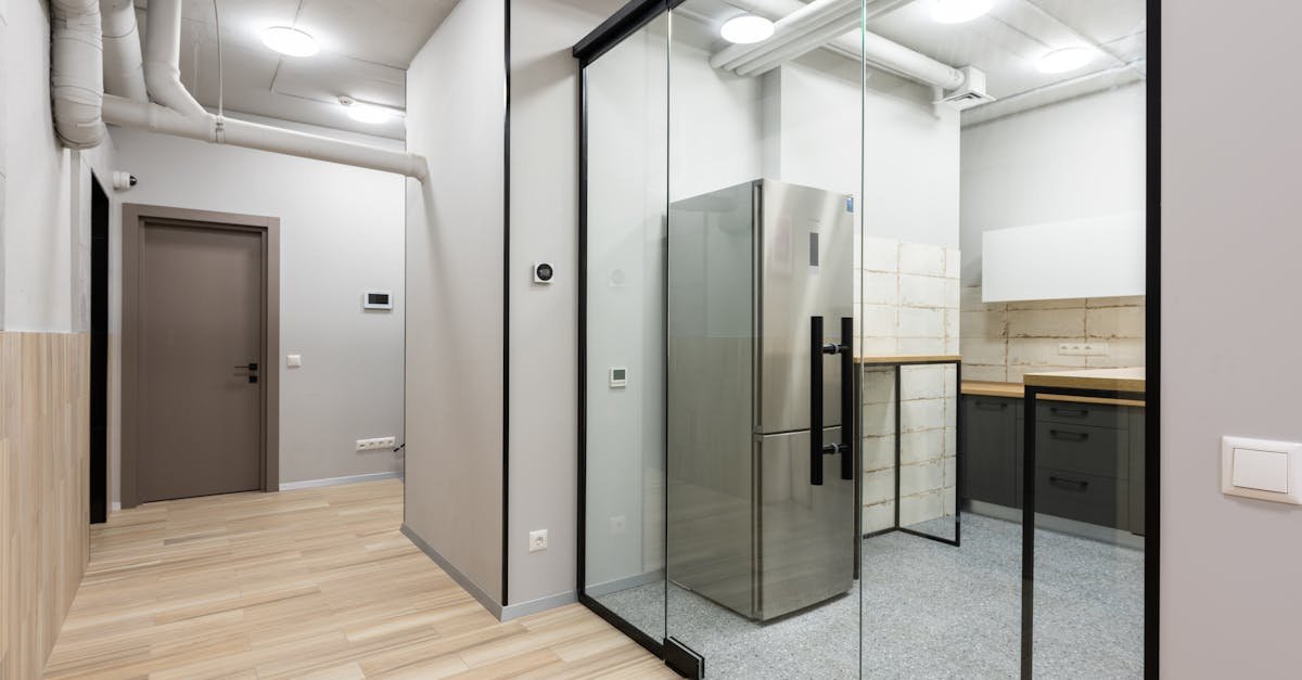 découvrez nos cloisons en verre élégantes et modernes, idéales pour optimiser l'espace et apporter luminosité à vos bureaux ou intérieurs.