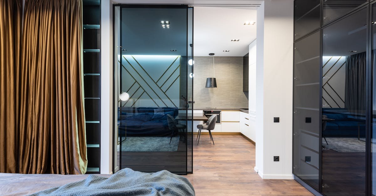 découvrez nos cloisons en verre modernes pour un intérieur lumineux et élégant, parfaites pour séparer les espaces tout en maximisant la lumière naturelle.